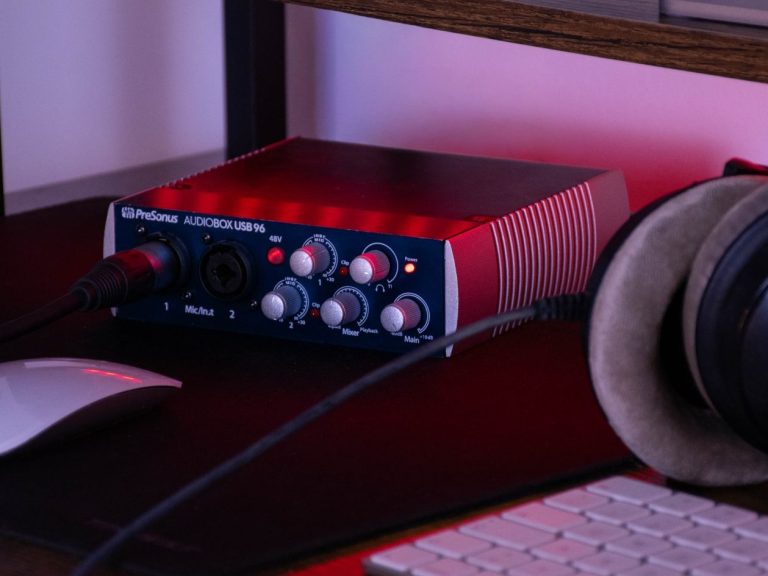 Audio-Interface im Aufnahmestudio Nahaufnahme eines Mischpults und Audio-Interfaces im Sprecher-Tonstudio Regensburg für die professionelle Bearbeitung von Voiceovers